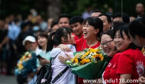 2022高考三天穿什么顏色衣服吉利(高考期間穿衣有什么講究顏色)(圖2) 2022高考三天穿什么顏色衣服吉利2