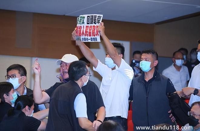 蔡英文宣講現(xiàn)場爆肢體沖突（統(tǒng)派高喊“要和平”）(圖3)