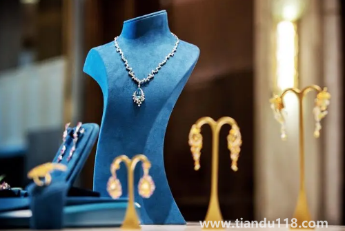 五金在領(lǐng)證前買(mǎi)還是領(lǐng)證后買(mǎi)（訂婚五金什么時(shí)候給）