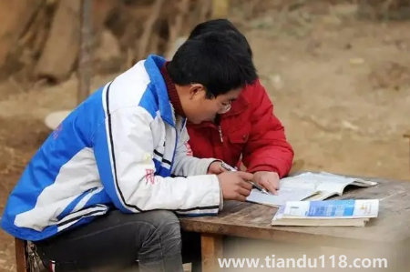 2022大學貧困資助一般一個班幾人(大學的貧困資助是一年一申請的嗎)(圖1) 大學貧困資助一般一個班幾人20221