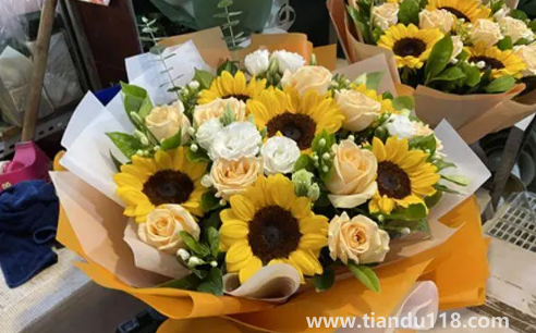 2022教師節(jié)送花上午送還是下午送(教師節(jié)送花送幾朵合適)(圖1) 2022教師節(jié)送花上午送還是下午送1