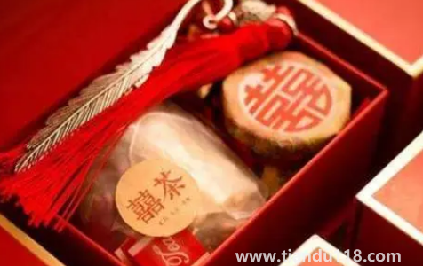 結(jié)婚送喜餅?zāi)脦准|西(結(jié)婚送喜餅的意思)(圖3) 結(jié)婚送喜餅?zāi)脦准|西3