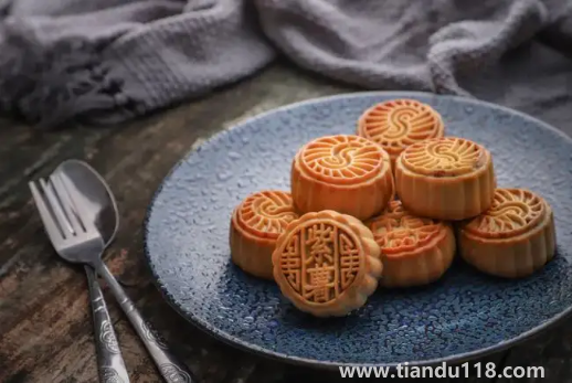 月餅在快遞過程中會(huì)不會(huì)變質(zhì)(吃月餅要注意什么)(圖2) 月餅在快遞過程中會(huì)不會(huì)變質(zhì)2