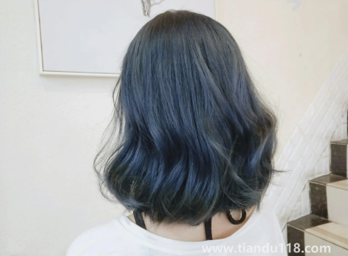 染發(fā)后怎么護(hù)理和保養(yǎng)(染發(fā)后應(yīng)該注意什么)(圖3) 染發(fā)后怎么護(hù)理和保養(yǎng)3