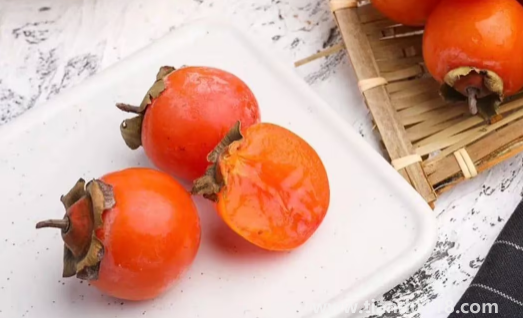 硬柿子里面有密密麻麻的黑點(diǎn)能吃嗎(柿子怎么看壞沒(méi)壞)(圖2) 硬柿子里面有密密麻麻的黑點(diǎn)能吃嗎2