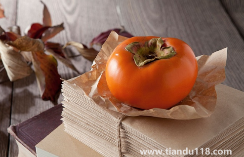 硬柿子里面有密密麻麻的黑點(diǎn)能吃嗎(柿子怎么看壞沒(méi)壞)(圖3) 硬柿子里面有密密麻麻的黑點(diǎn)能吃嗎3