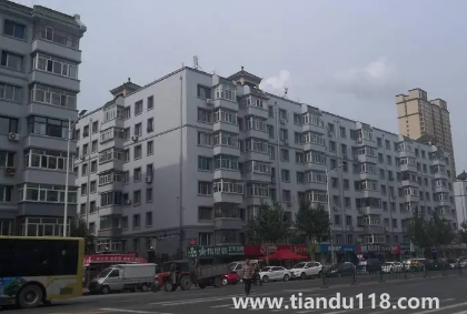 樓房鄰居門對(duì)門掛什么最好（自家大門對(duì)被人窗戶如何化解）