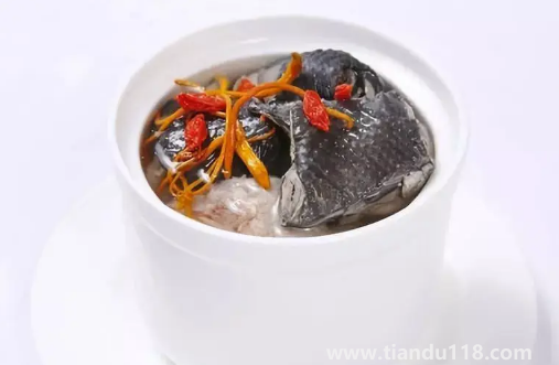 烏雞燉湯加什么食材比較補氣血（烏雞燉湯的具體做法）