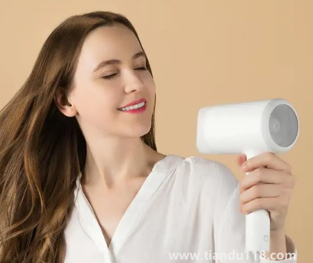 吹風(fēng)機(jī)線粗的好還是細(xì)的好(吹風(fēng)機(jī)是不是線越粗越好用)(圖2) 吹風(fēng)機(jī)線粗的好還是細(xì)的好2