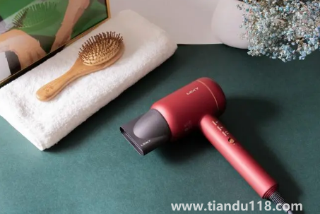 吹風(fēng)機(jī)要用冷風(fēng)吹還是熱風(fēng)吹(吹風(fēng)機(jī)冷風(fēng)和熱風(fēng)的功率一樣嗎)(圖3) 吹風(fēng)機(jī)要用冷風(fēng)吹還是熱風(fēng)吹3