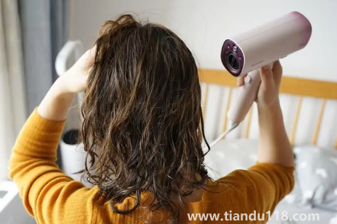 用吹風(fēng)機(jī)吹鞋子會(huì)變黃嗎（吹風(fēng)機(jī)吹鞋子怎么能快速吹干）