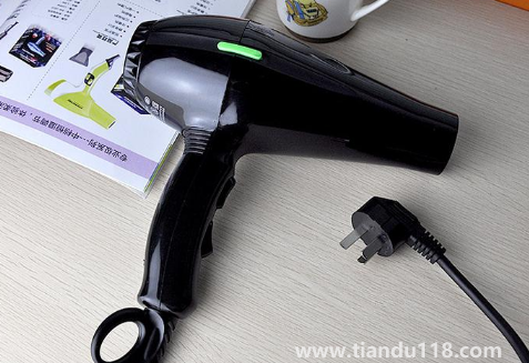 吹風(fēng)機(jī)是藍(lán)光的好還是負(fù)離子的好(吹風(fēng)機(jī)怎么選不傷頭發(fā))(圖3) 吹風(fēng)機(jī)是藍(lán)光的好還是負(fù)離子的好3