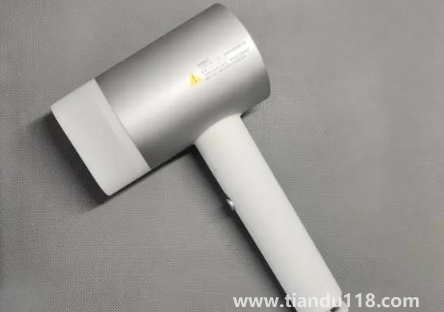 吹風(fēng)機(jī)能把頭發(fā)吹黃嗎(吹風(fēng)機(jī)吹頭發(fā)有傷害嗎)(圖2) 吹風(fēng)機(jī)能把頭發(fā)吹黃嗎2