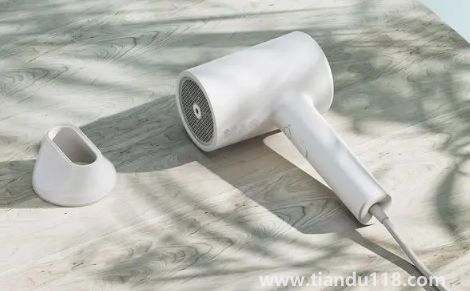 吹風(fēng)機(jī)能把頭發(fā)吹黃嗎（吹風(fēng)機(jī)吹頭發(fā)有傷害嗎）