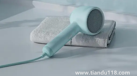 吹風(fēng)機(jī)能把頭發(fā)吹黃嗎(吹風(fēng)機(jī)吹頭發(fā)有傷害嗎)(圖3) 吹風(fēng)機(jī)能把頭發(fā)吹黃嗎3
