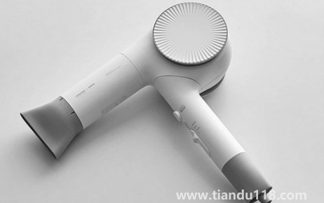 吹風(fēng)機(jī)第一次用冒煙是為什么（吹風(fēng)機(jī)用著冒煙是不是質(zhì)量問題）