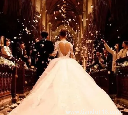 女兒結(jié)婚媽媽穿什么衣服合適（女兒出嫁父母穿什么顏色的衣服比較好呢）