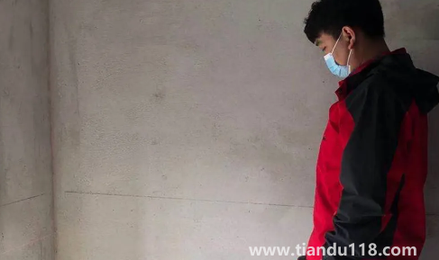 房子在驗(yàn)收后發(fā)現(xiàn)墻面空鼓誰(shuí)負(fù)責(zé)(交房注意事項(xiàng)是什么)(圖3) 房子在驗(yàn)收后發(fā)現(xiàn)墻面空鼓誰(shuí)負(fù)責(zé)3