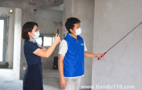 房子在驗(yàn)收后發(fā)現(xiàn)墻面空鼓誰(shuí)負(fù)責(zé)(交房注意事項(xiàng)是什么)(圖1) 房子在驗(yàn)收后發(fā)現(xiàn)墻面空鼓誰(shuí)負(fù)責(zé)1