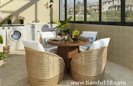 陽(yáng)臺(tái)是貼墻磚還是刷白（陽(yáng)臺(tái)貼什么顏色的墻磚好看）