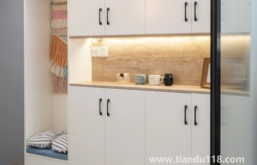 鞋柜可以放在陽臺上嗎(鞋柜放進(jìn)門左邊還是右邊)(圖2) 鞋柜可以放在陽臺上嗎2