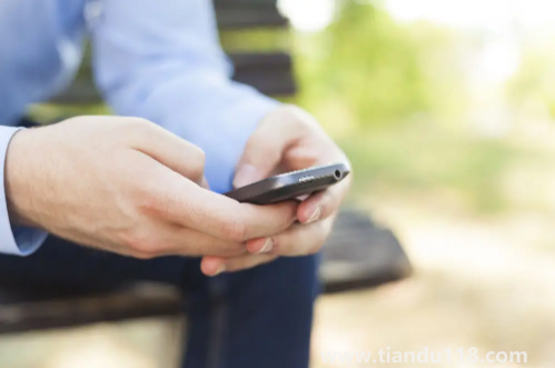 手機放在枕頭邊有害嗎（睡覺把手機放在旁邊會有輻射嗎）