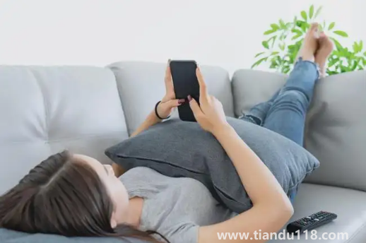 睡覺手機開飛行模式有輻射嗎（睡覺手機放多遠(yuǎn)比較好）