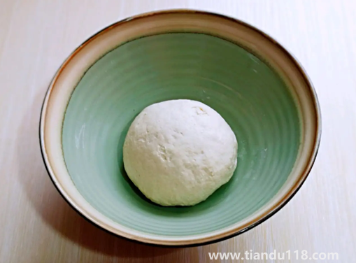 發(fā)面過(guò)了一夜晚早上還能做嗎(發(fā)面怎么才能又蓬松又柔軟)(圖3) 發(fā)面過(guò)了一夜晚早上還能做嗎3