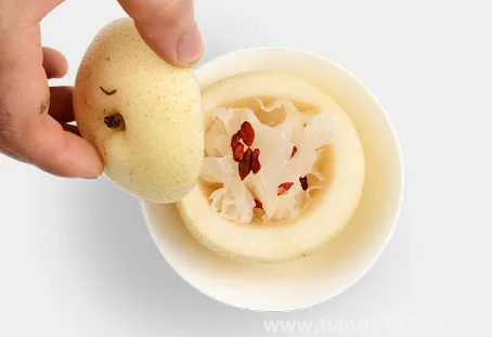 冰糖燉雪梨是吃梨肉還是喝湯（冰糖燉雪梨要去核嗎）