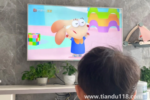 一歲半寶寶能看電視嗎（1歲寶寶近視眼的征兆）