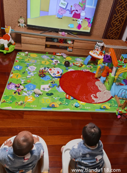 一歲半寶寶能看電視嗎(1歲寶寶近視眼的征兆)(圖3) 一歲半寶寶能看電視嗎3