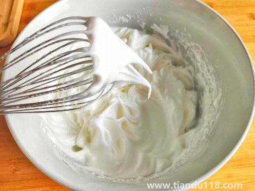 蛋清打出來的奶油能直接吃嗎(雞蛋清怎么打發(fā)成奶油)(圖2) 蛋清打出來的奶油能直接吃嗎2