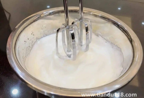 蛋清打出來的奶油能直接吃嗎(雞蛋清怎么打發(fā)成奶油)(圖3) 蛋清打出來的奶油能直接吃嗎3