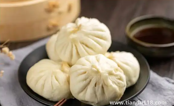 蒸包子放水應(yīng)該多還是少(包子要蒸多長時間才能出鍋)(圖3) 蒸包子放水應(yīng)該多還是少3