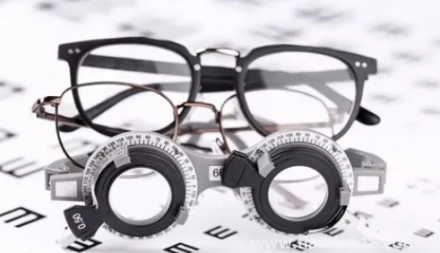 網(wǎng)上配眼鏡度數(shù)漲了怎么換鏡片（眼鏡度數(shù)上漲不及時換眼鏡會怎么樣）