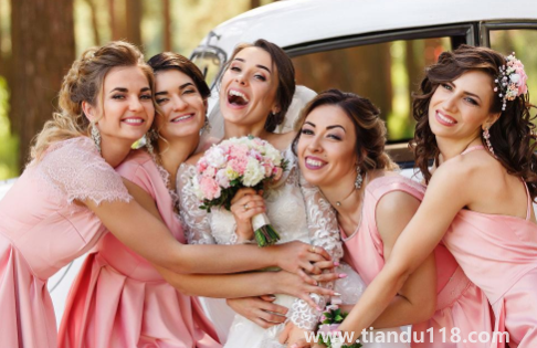 伴娘服是新娘買(mǎi)還是自己買(mǎi)（伴娘服要穿一天嗎）