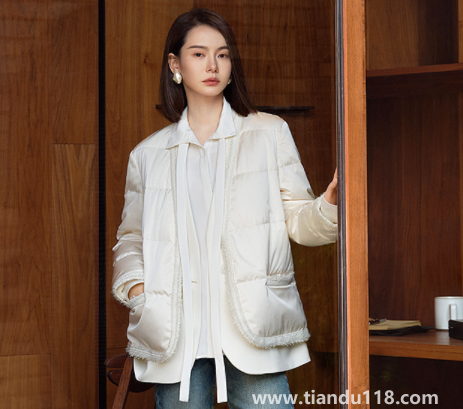 鵝絨服能用掛燙機熨燙嗎(鵝絨服皺巴巴的怎么辦)(圖3) 鵝絨服能用掛燙機熨燙嗎3