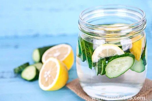 嗓子疼喝檸檬水管用嗎（嗓子疼怎么舒緩）