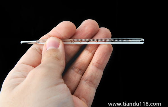 水銀體溫計可以放熱水里嗎（水銀體溫計的使用方法）