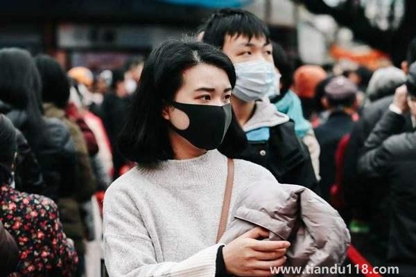 丈夫故意把孩子弄哭丟給發(fā)燒妻子（疫情測出了陽性，也測出了人性）