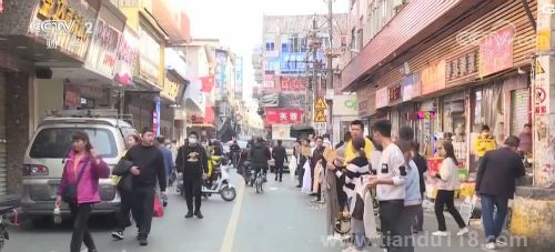 廣州“制衣村”再現招工潮（負責人舉牌等路過工人挑選）