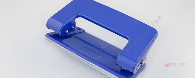 得力打孔機使用方法 如何使用得力打孔機(圖1) 得力打孔機使用方法