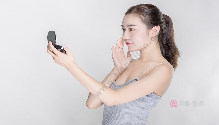 每天使用遮瑕膏的危害 遮瑕膏怎么用(圖3) 每天使用遮瑕膏的危害